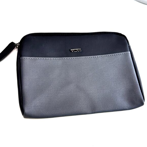 TUMI for Delta Gray Travel Toiletry Bag  Amenity Pouch - Picture 4 of 4